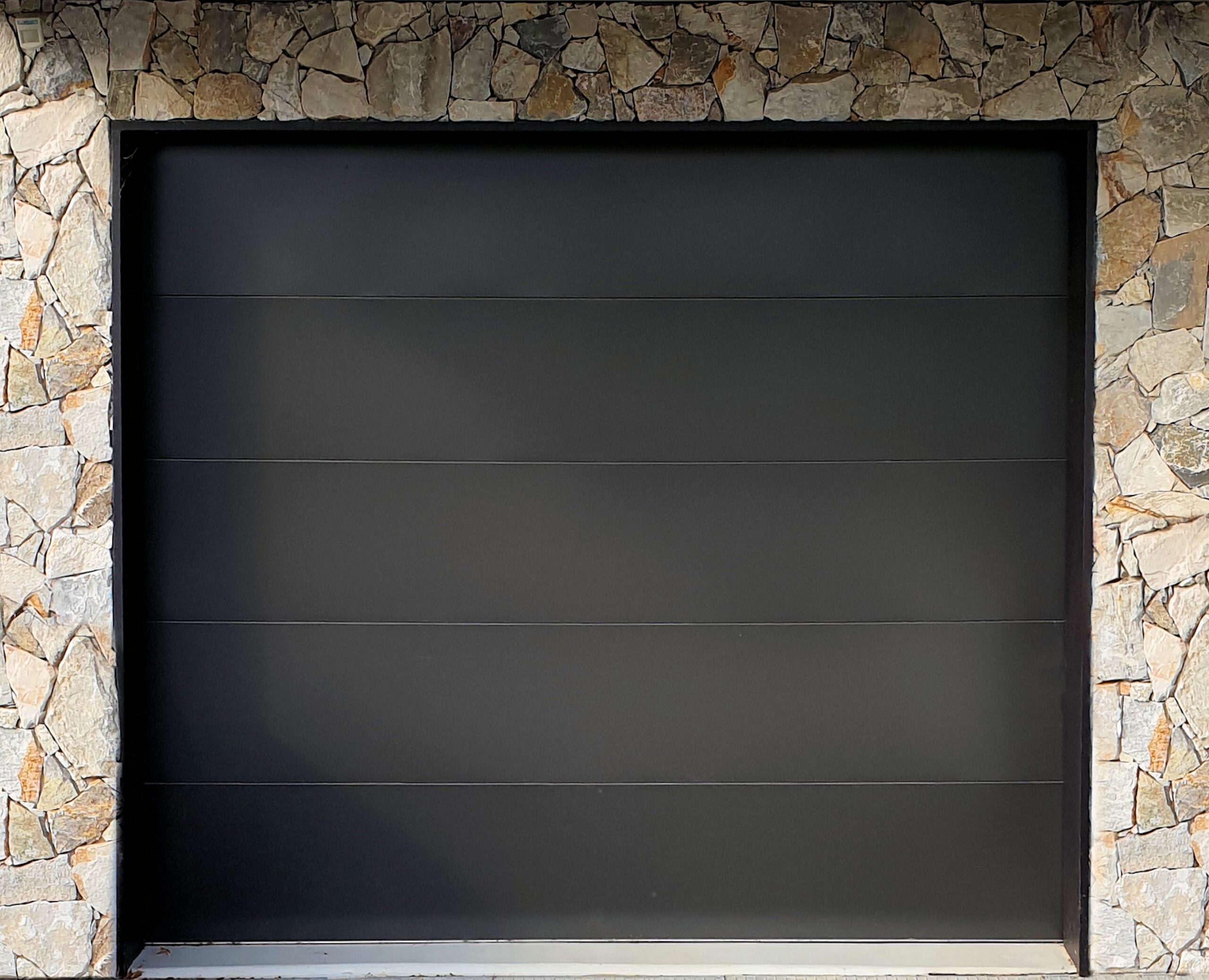 Read more about the article 7 Things You MUST Know Before Buying A New Garage Door